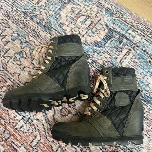 Sorel Lexi Wedge Boot Olive Green and Black Quilted Leather Ankle Boots Size 8 - Picture 7 of 10